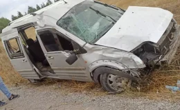 Ehliyetsiz sürücü video çekerken kaza yaptı