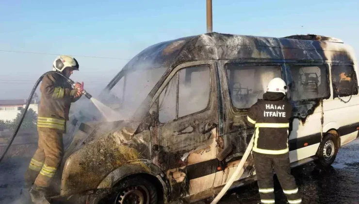 Hatay’da Seyir Halindeki Minibüs Alev Alev Yandı